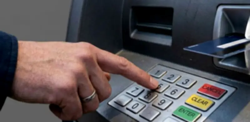 Error al usar cajero: meter tarjeta y teclear NIP sin revisar