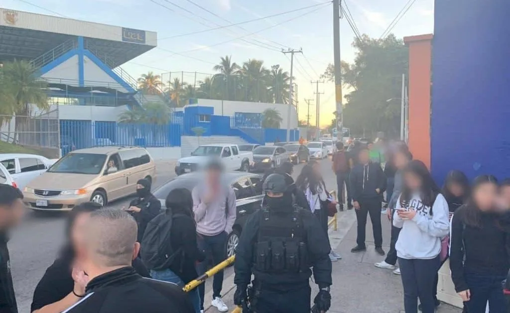 Evacuan preparatoria en Sinaloa por amenaza de bomba y tiroteo