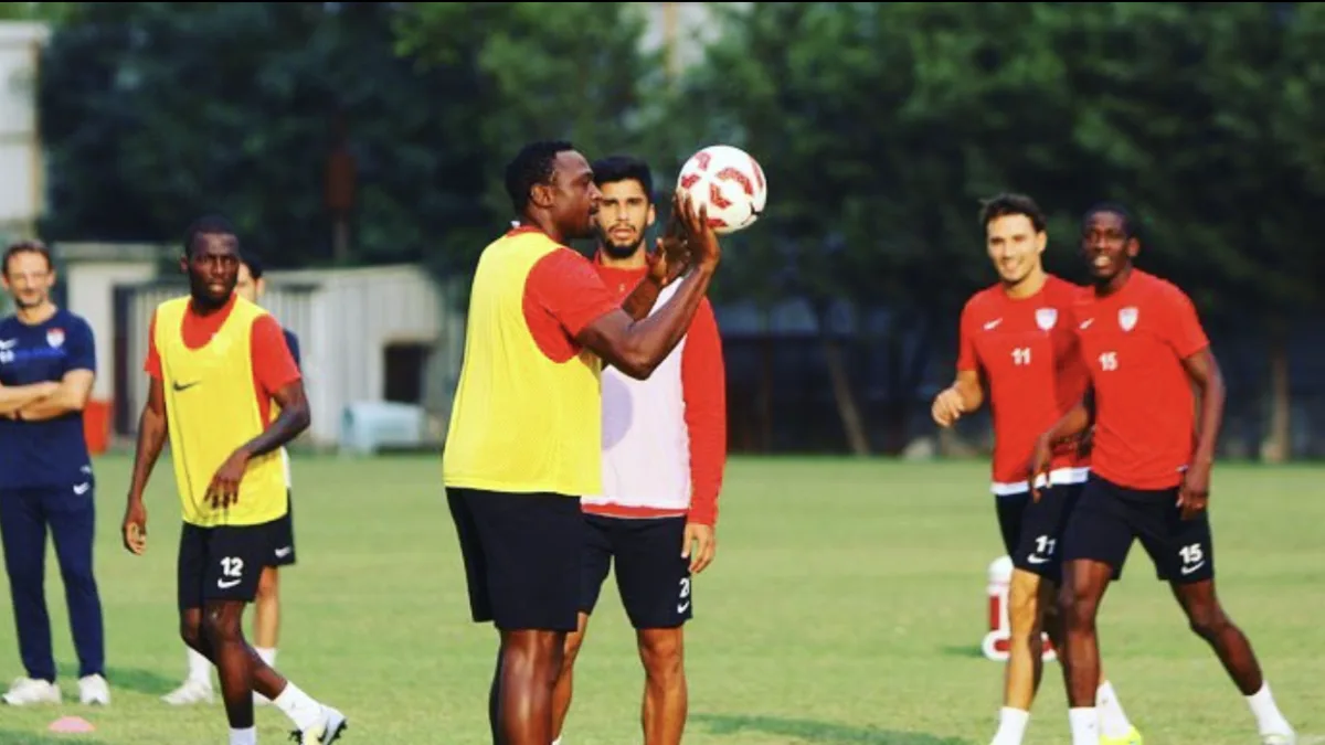 Fallece el exfutbolista nigeriano Michael Eneramo por paro cardíaco durante un amistoso