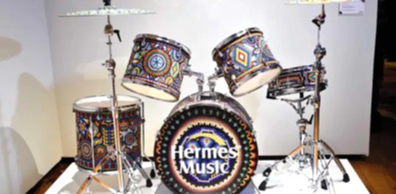 Exhiben instrumentos musicales decorados por wixárikas en el Museo de la CDMX