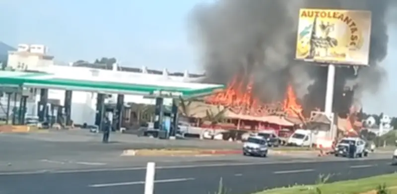 Explosión de pipa de gas LP en Edomex deja dos muertos y una herida