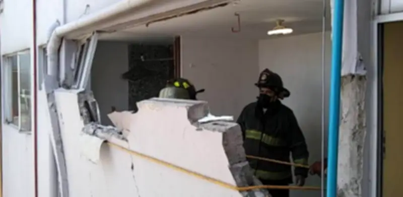 Explosión por acumulación de gas derriba muro en la colonia Del Valle