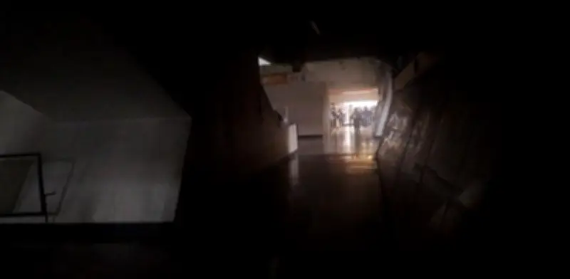 Falla eléctrica deja a oscuras pasillos y transbordos en metro Tacubaya