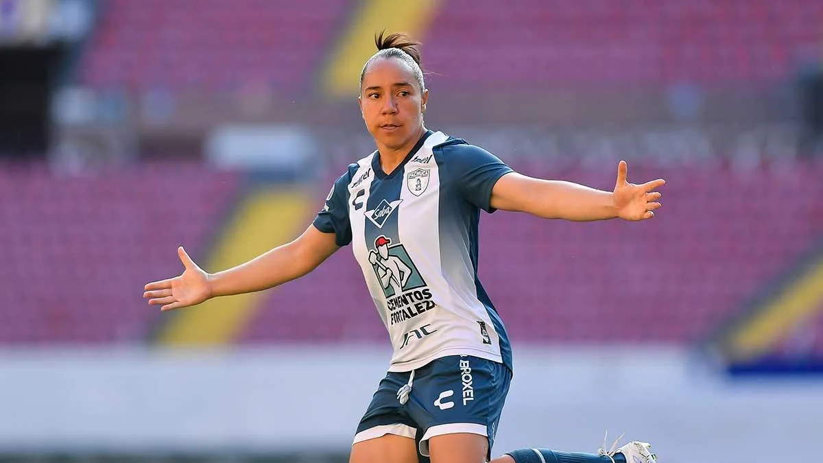 Escándalo en CU: retiran a familia de Charlyn Corral de la tribuna