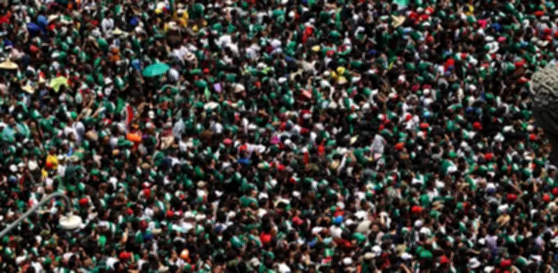 Fanáticos mexicanos lanzan al aire a seguidor coreano en Fan Fest de Guadalajara