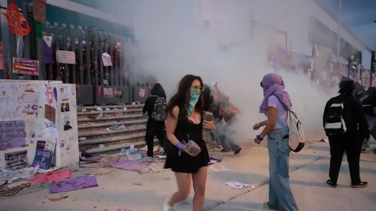 Feministas vandalizan Fiscalía de Puebla en marcha del 8M