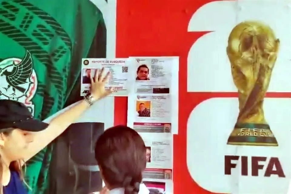 Colectivos tapizan con fichas de búsqueda cerca del Estadio Banorte