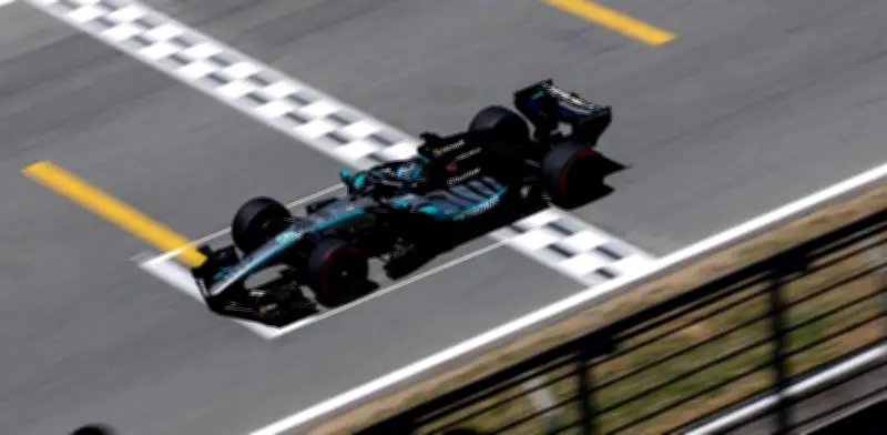 George Russell logra la pole en Barcelona; Checo Pérez califica 19°