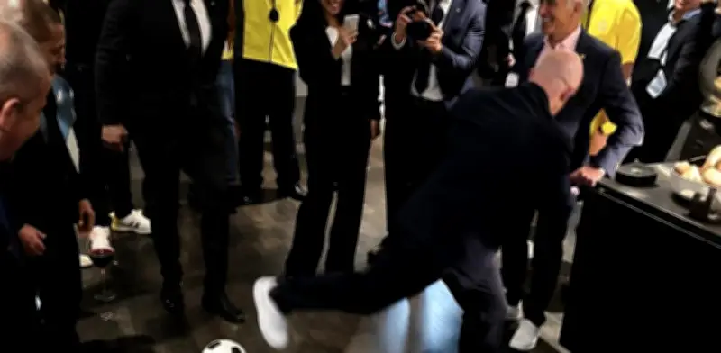 Gianni Infantino juega torito con leyendas de Brasil en Mundial 2026