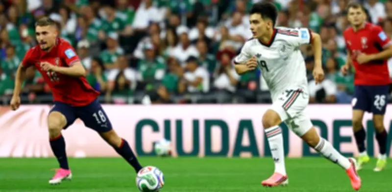 Gil Mora, el más joven en ser titular con México en un Mundial