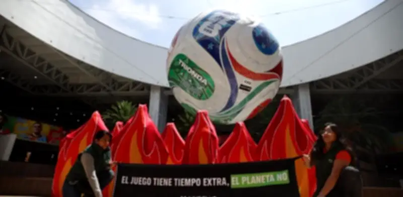 Greenpeace alerta en AICM: "El juego tiene tiempo extra, el planeta no"
