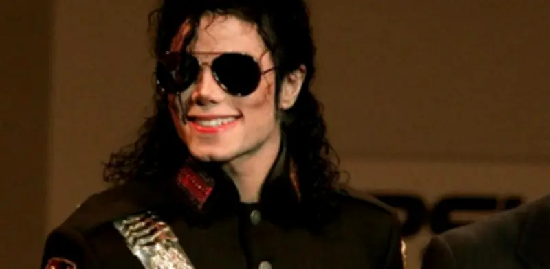 Guante de Michael Jackson con cristales Swarovski se vende por cifra récord