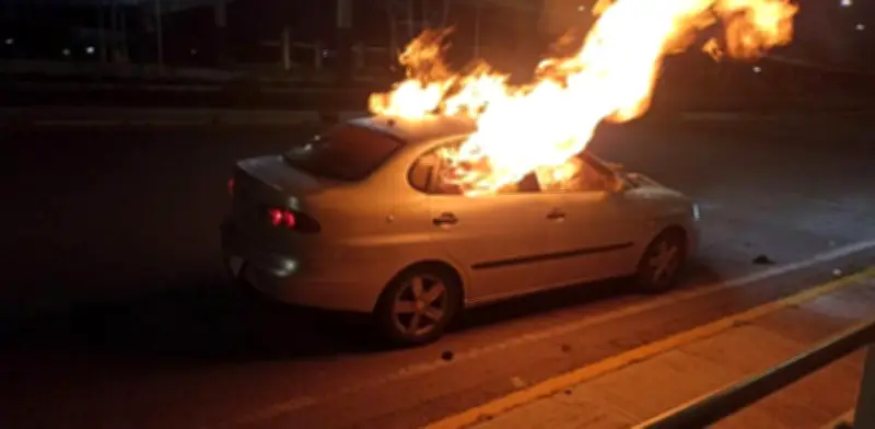 Hallan cuerpo calcinado en auto incendiado en Periférico Ecológico de Puebla