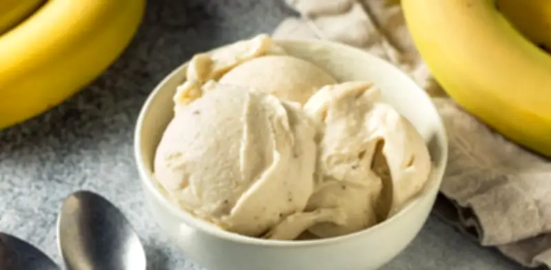 Helado de plátano sin lácteos: receta saludable para niños en vacaciones