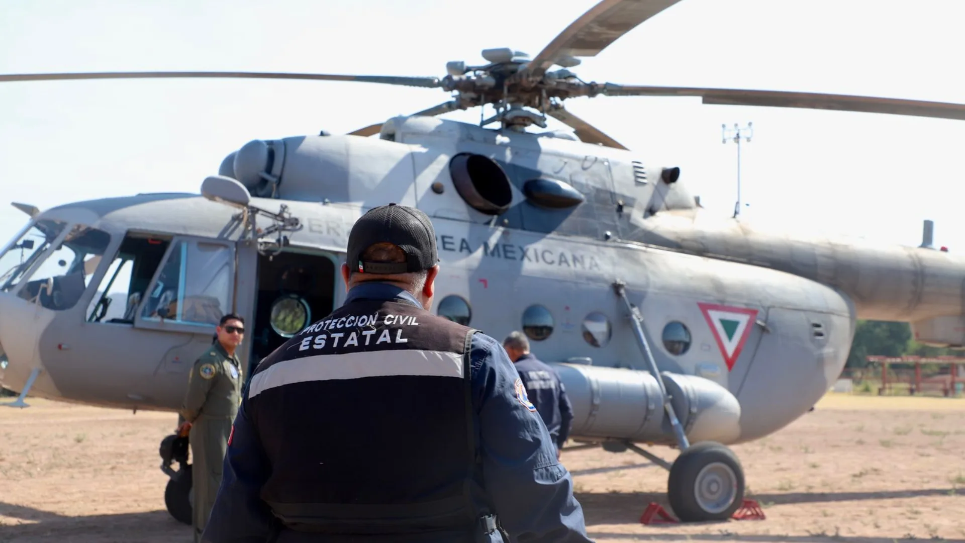 Helicóptero de la Fuerza Aérea se Une al Combate del Incendio en Arivechi, Sonora
