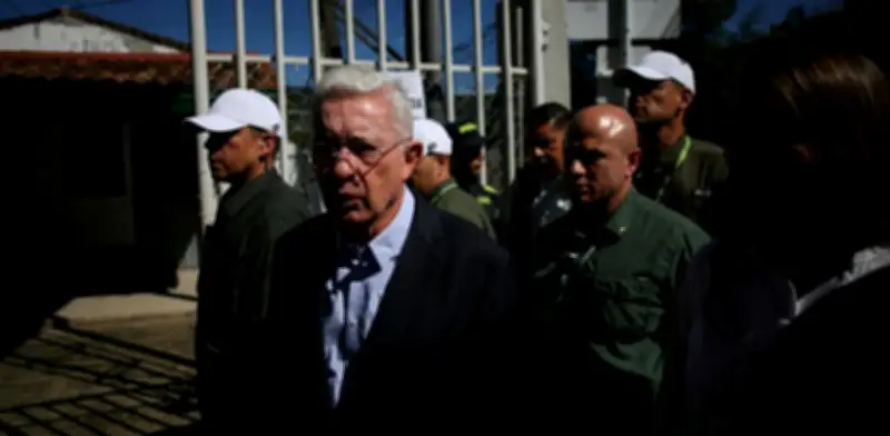 Hermano de Álvaro Uribe se entrega para cumplir condena de 28 años por paramilitarismo