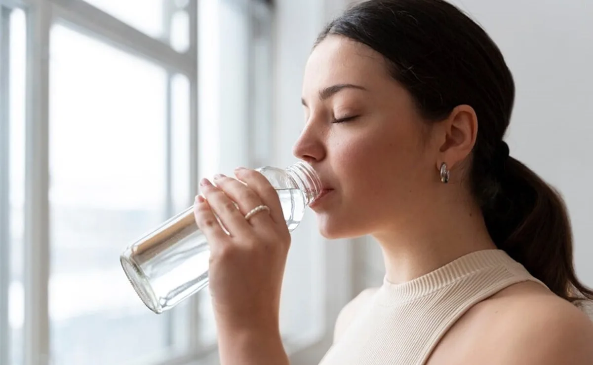 ¿Cuánta agua tomar para revertir el hígado graso? Esto dicen los expertos