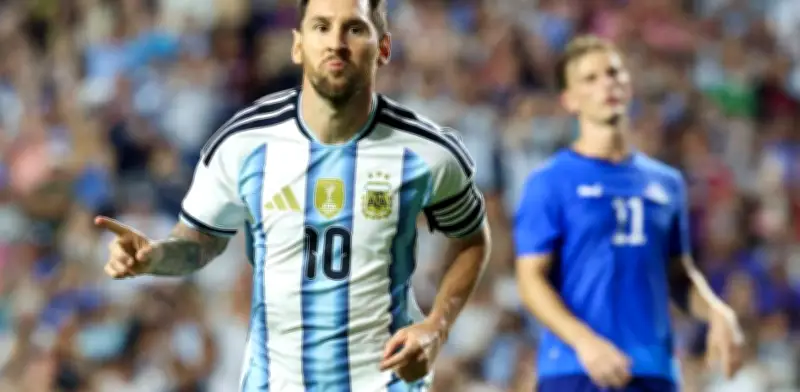 Hijo de excompañero de Messi en Barcelona lo sorprende en amistoso