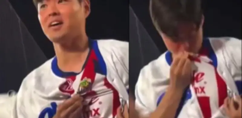 Hincha surcoreano besa el escudo de Chivas antes del México vs Corea
