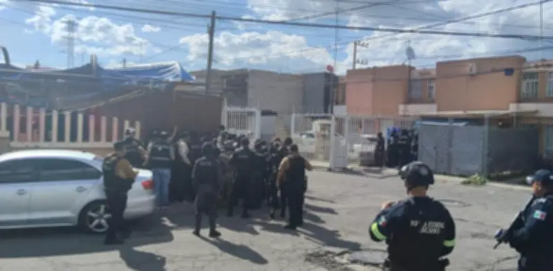 Hombre armado toma como rehenes a su familia para evitar internación en anexo