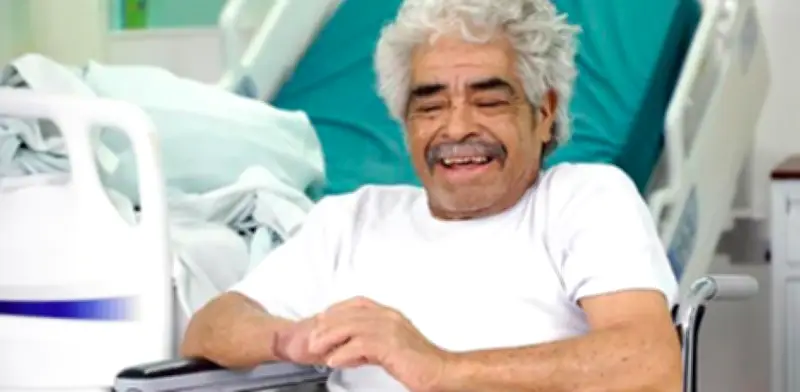 Hombre de 67 años vuelve a su rutina tras quemaduras en el IMSS
