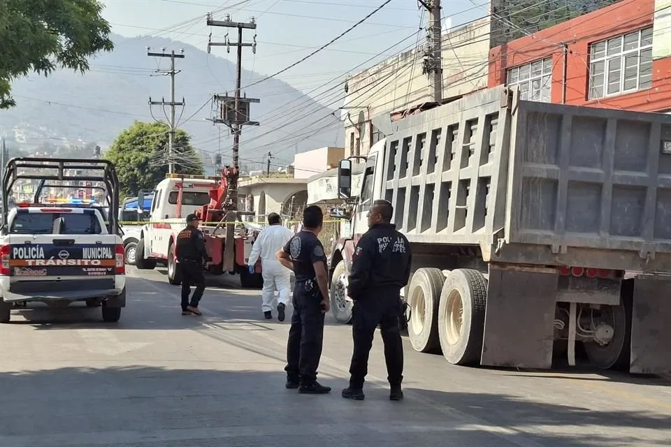 Hombre muere atropellado por camión de volteo en Ecatepec