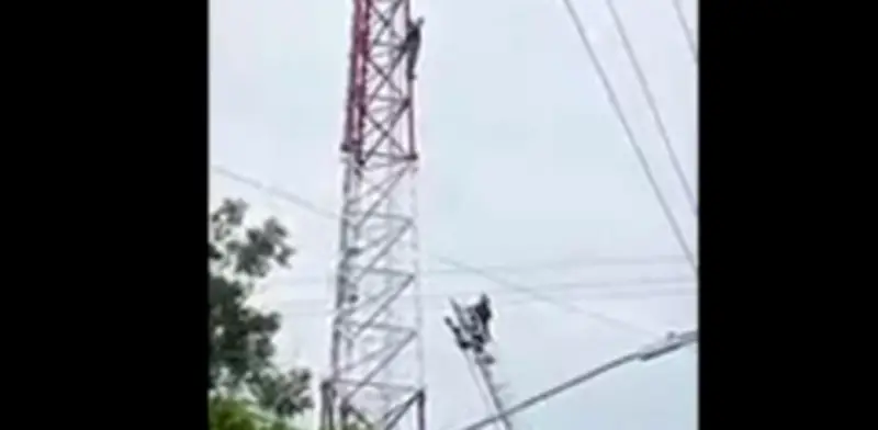 Hombre sube a antena en NL y exige ver a su mamá fallecida