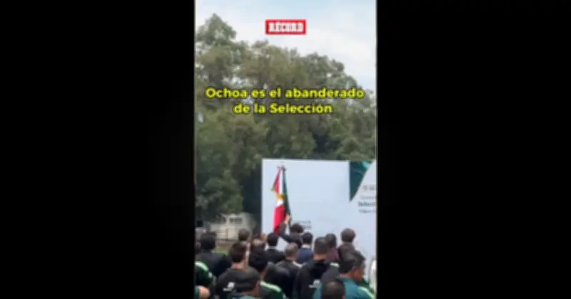 Honor: Memo Ochoa recibe la bandera de manos de Claudia Sheinbaum