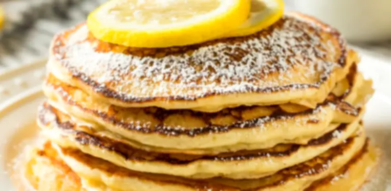 Hot cakes esponjosos de pay de limón: desayuno dulce y fácil