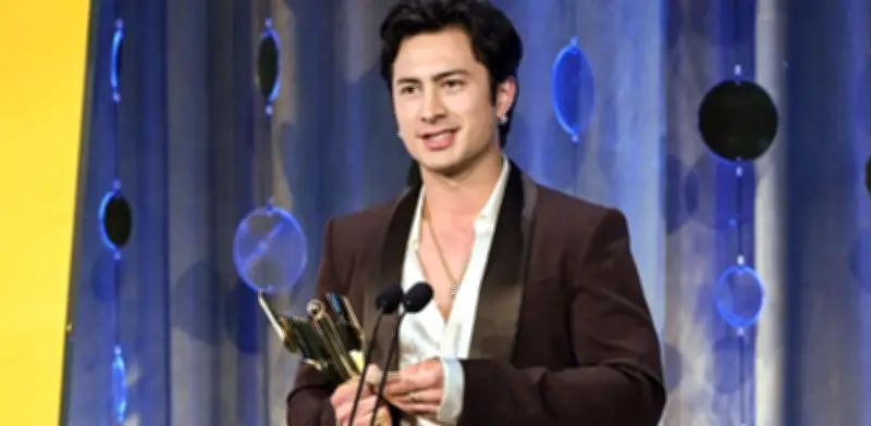 Hudson Williams gana mejor actor y dedica emotivo mensaje a Connor Storrie