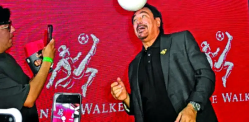 Hugo Sánchez inmortaliza la chilena en botella de Johnnie Walker