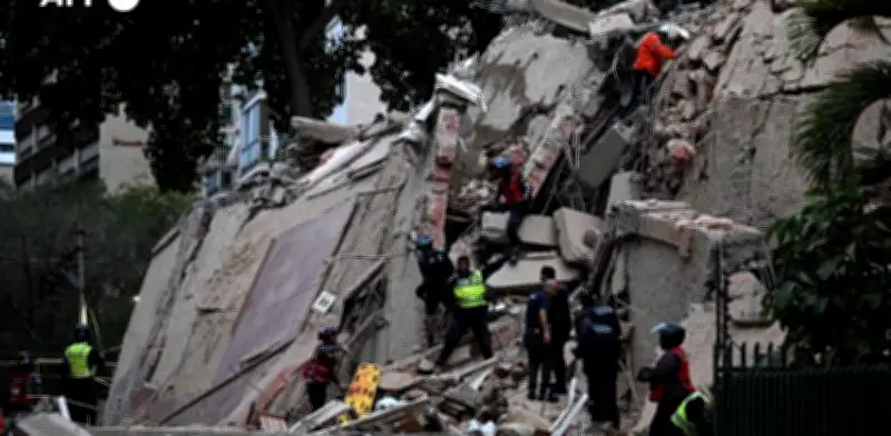 Impactantes videos muestran doble terremoto en Venezuela: edificios colapsan y hay alerta de tsunami