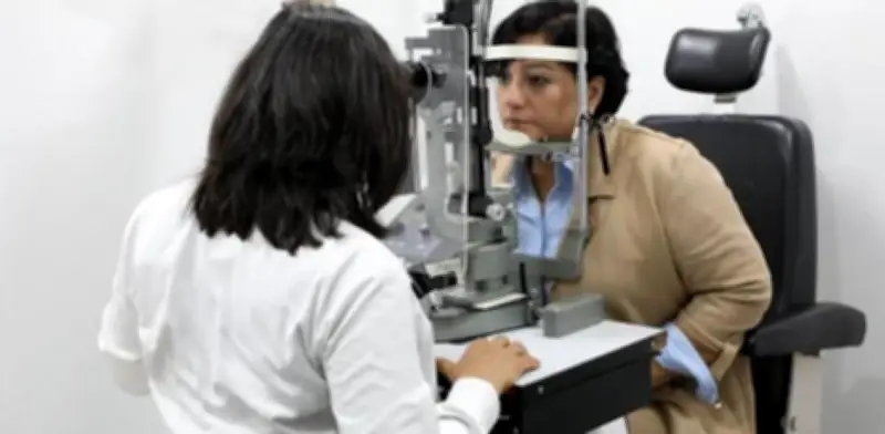 IMSS salva ojo de paciente con cáncer ocular usando radiocirugía CyberKnife