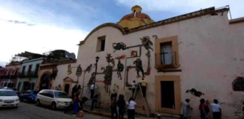 INAH y voluntarios limpian Templo del Carmen Bajo en Oaxaca tras pintas