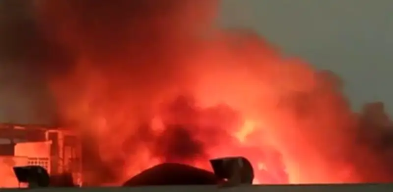 Incendio consume bodega cerca del Mercado de Jamaica en CDMX