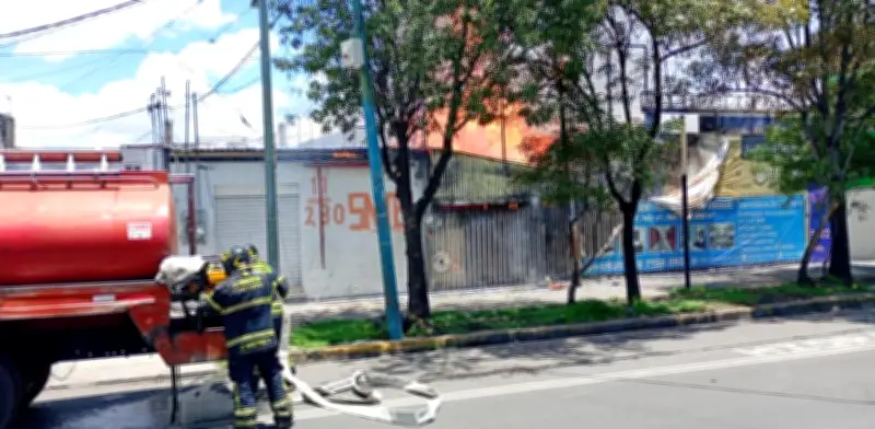 Incendio consume bodega de anuncios en Iztapalapa; evacúan a 100 personas