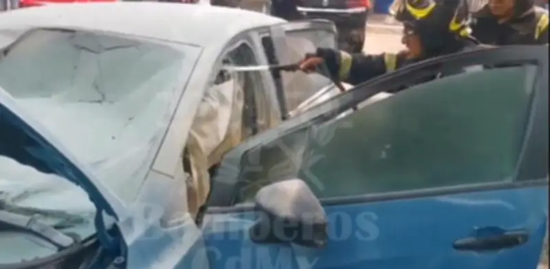 Incendio de auto en Tacubaya deja dos heridos