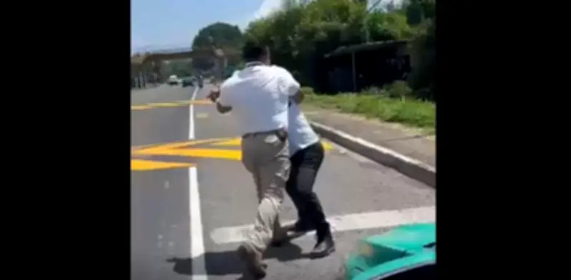INM cesa a agente que golpeó a taxista en Chiapas; video viral