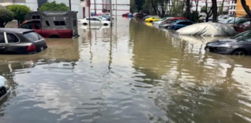 Inundación en Tlalnepantla: estacionamiento bajo agua tras fuertes lluvias