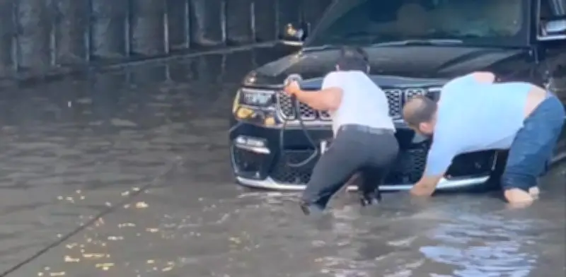 Inundación en Zapopan deja tres vehículos varados en paso a desnivel