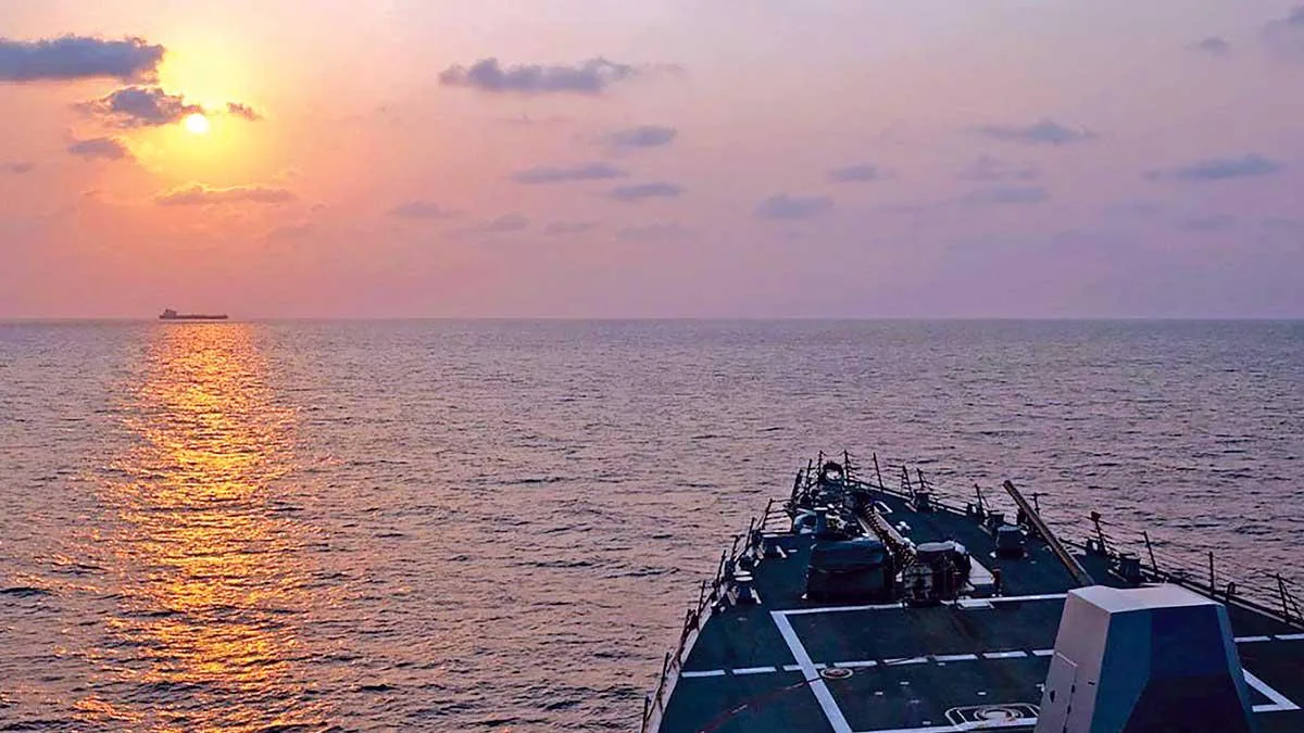 Irán y EU reavivan guerra con ataques a barcos e incendio; intentan reabrir Ormuz
