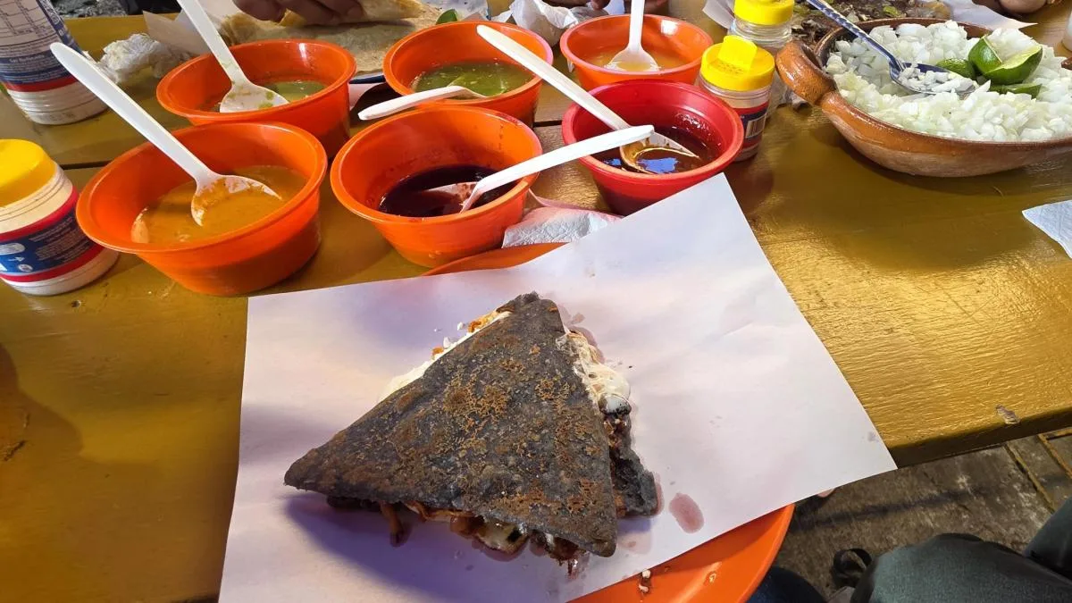 Itacate: el antojito triangular que define a Tepoztlán
