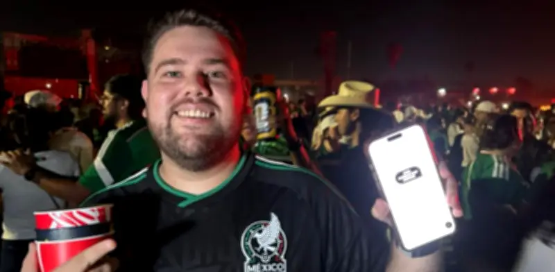 Javier gastó 14,500 pesos en un boleto y cumplió el sueño de ver a México en dieciseisavos