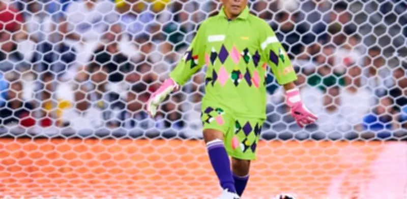 Jorge Campos revive su mítico uniforme de los 90 en viral comercial para el Mundial 2026