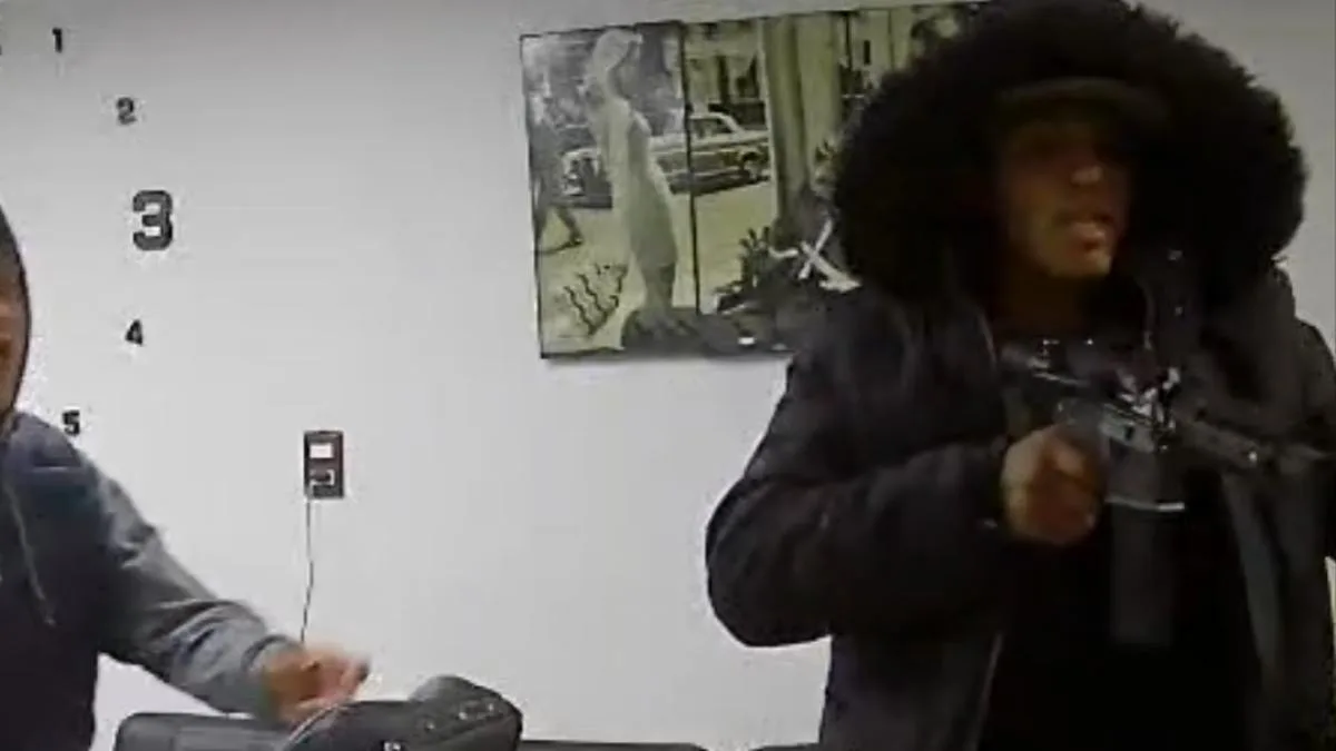 Joven frustra asalto con metralleta en barbería de Tlaxcala