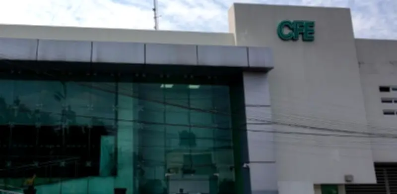 Jubilados de CFE protestan en aeropuerto por recorte retroactivo a pensiones