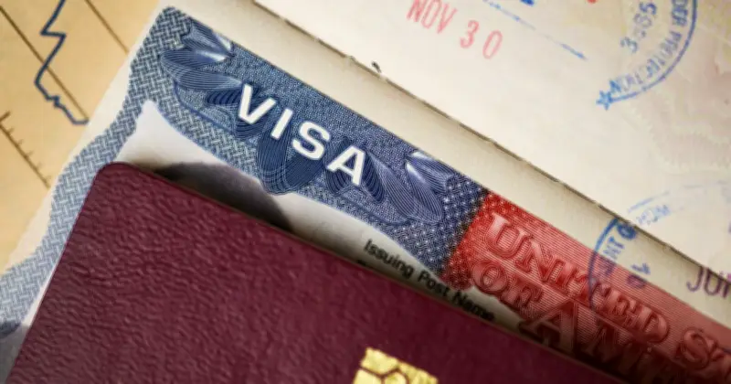 Juez anula tarifa de 100,000 dólares de Trump para visas H-1B