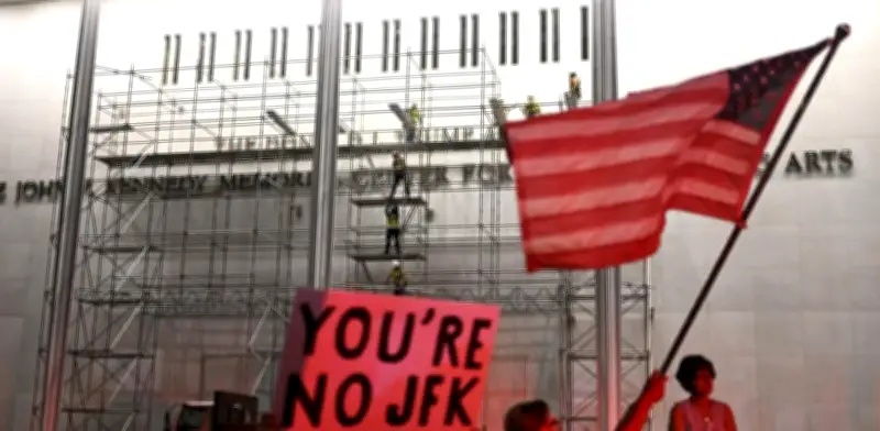 Juez rechaza frenar retiro del nombre de Trump del Kennedy Center