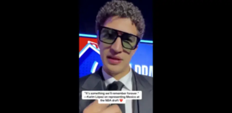 Karim López porta traje con motivos mexicanos en el Draft de la NBA