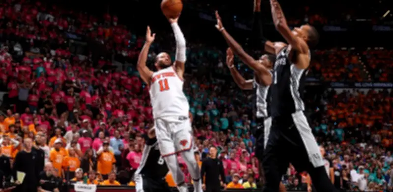 Knicks vencen a Spurs con remontada; Brunson brilla en el último cuarto